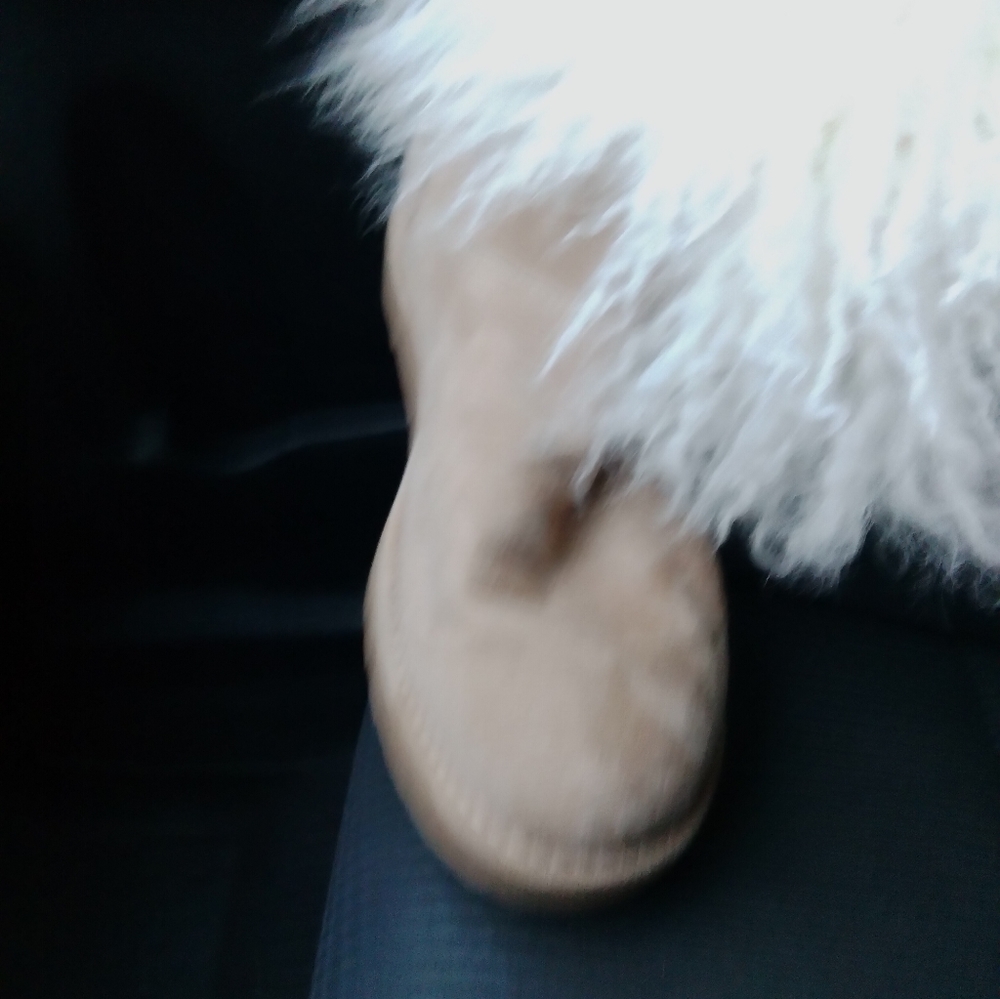 Fluffy uggs - Picture 3 of 5